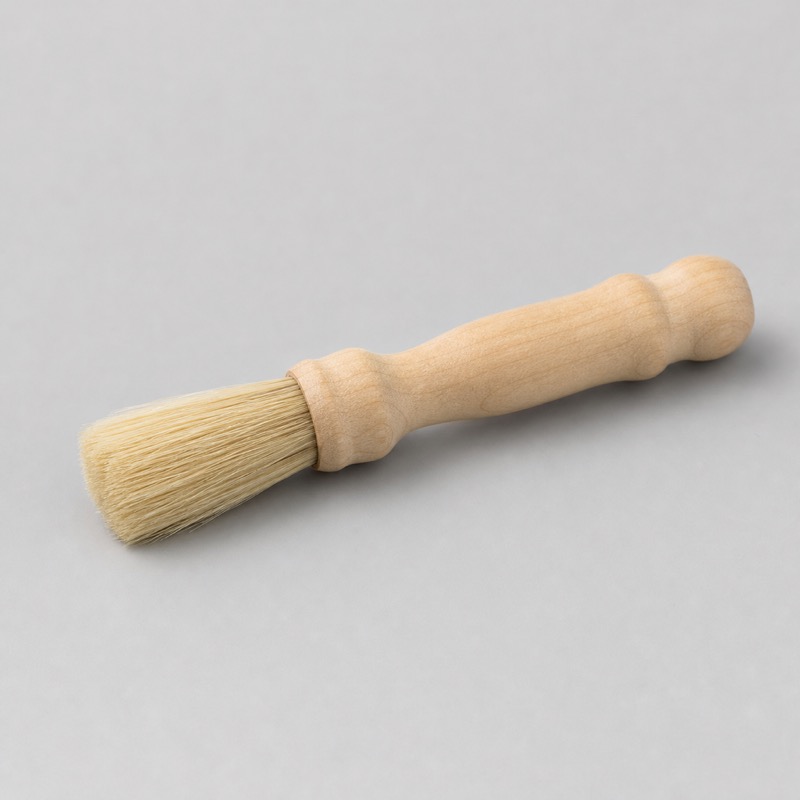 Brosse de nettoyage à poils naturels avec manche en bois tourné